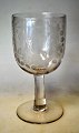Gedenkglas, 
"Merry 
Christmas", 
Toddy-Glas oder 
Bierglas. 
Gesprungene 
Schale auf 
glattem Stiel. 
...