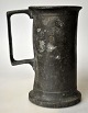 Messbecher aus 
Zinn, 
Kopenhagen, 
1844. Unten 
gestempelt: DNB 
1844. 
Anpassungsstempel: 
Chr.5, ...