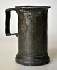 Messbecher aus 
Zinn, 
Kopenhagen, 
1844. 
Gestempelt: 
Chr.5, 1858 und 
1902. H: 9 cm.