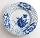 Königliches 
Kopenhagen. 
Blaue Blume, 
svejfet 
durchbrochen. 
Frühstücksteller.
 Modell 636 
(1637). ...