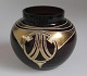 Vase „Granate"“ 
um 1905. 
Rubinrotes Glas 
mit Bemalungen 
in Art Nouveau 
Muster mit Gold 
und Weiß ...