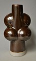 Poulsen, Tue 
(1939 - ) 
Dänemark: Vase. 
Braun 
glasiertes 
Steinzeug. 
Gestempelt. H. 
23 cm.