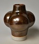 Poulsen, Tue 
(1939 - ) 
Dänemark: Vase. 
Braun 
glasiertes 
Steinzeug. 
Signiert. Höhe: 
13 cm.