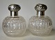 Ein Paar 
facettierte 
Glasflaschen 
mit Deckel aus 
Sterlingsilber, 
19. 
Jahrhundert. 
England. ...