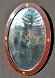 Englischer 
ovaler Spiegel, 
ca. Um 1900. 
Bemalter 
Holzrahmen mit 
Intasia-Dekor. 
H: 85 cm. B: 60 
...