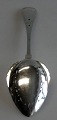 Erdbeer Löffel, 
1924 
gehämmertes 
Silber. 
Durchbohrtes 
Herzförmige 
Löffelspitze. 
L:. 28 cm. Gew. 
...