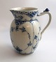 Königliches 
Kopenhagen. 
Musselmalet 
Halbspitze. 
Milchkännchen. 
Modell 561. 
Höhe 13,5 cm. 
(2 Wahl).