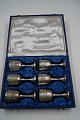 6 versilberte 
Trinkbecher auf 
runden Fuss. In 
blauer Box mit 
Samt. 
Die Bechern 
sind in gutem, 
...