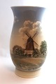 Bing & 
Gröndahl. Große 
Vase mit 
Mühlenmotiv. 
Modell 
715-5440. Höhe 
30 cm. (2 Wahl)