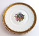Königliches 
Kopenhagen. 
Dekor 1153. 
Tortenplatte 
mit 
Blumenmotiv. 
Modell 10521. 
Durchmesser 
19,5 ...