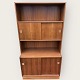 Schrank/Regal 
in Teakfurnier, 
ist 2-teilig 
und der Sockel 
kann abgenommen 
und durch Beine 
...