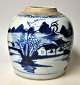 Chinesischer 
Bojan ohne 
Deckel. 19. 
Jahrhundert 
Blau/weiß mit 
Landschaft 
verziert. Höhe: 
16,5 cm.