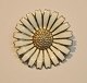 Anton Michelsen 
Gänseblümchen-
Brosche. 20. 
Jahrhundert 
Kopenhagen, 
Dänemark. 
Durchm. 3,3 cm. 
...