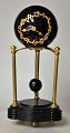 Junghans 
Säulen- und 
Kugeluhr, 20. 
Jahrhundert. 
Deutschland. 
Schwarz 
lackierter 
Holzsockel, ...