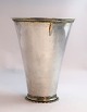 Schweden. 
Trompetenförmiger 
Silberbecher 
(830). Innen 
vergoldet. Höhe 
15 cm.