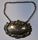 Silber 
Sherryschild, 
19. 
Jahrhundert. 
England. Der 
Stempel. Mit 
Kette. 6,5 x 
4,3 cm.