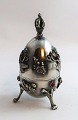 Russland. 
Silberwandung 
mit Farbsteinen 
(84)875. Unter 
dem Deckel ist 
ein Rothirsch 
versteckt. ...