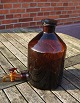 Große und gut 
erhaltene 
Apothekerflasche 
mit Glasstopfen 
und  Ausgießer 
aus 
dunkelbraunem 
Glas. ...