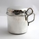 Kay Bojesen. 
Sterling 
Marmeladenglas 
mit Löffel 
(925). Innen 
vergoldet. Höhe 
8 cm. 
Durchmesser 7 
cm