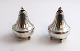Georg Jensen. 
Sterling (925). 
Salz und 
Pfeffer. Design 
Harald Nielsen. 
Modell 433