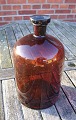 Große und gut 
erhaltene 
Apothekerflasche 
aus 
dunkelbraunem 
Glas. 
H zirka 31cm 
-Ö zirka ...