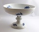 Königliches 
Kopenhagen. 
Blaue Blume. 
Kuchenschale 
auf Fuß. Modell 
8064. Höhe 15 
cm. Durchmesser 
...