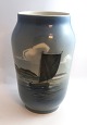 Königliches 
Kopenhagen. 
Vase mit 
Schiffsmotiv. 
Modell 
2777-1217. Höhe 
26 cm. (3 Wahl)