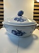 Royal 
Copenhagen, 
Blaue Blume, 
ovale 
Suppenterrine, 
in einer 
Schale. Länge 
26 cm. Schöner 
und ...