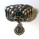 Bernhard Hertz. 
Jugendstil-
Silberbrosche 
mit grünen 
Steinen (826). 
Länge 5 cm.