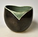 Dänischer 
Künstler (20. 
Jahrhundert): 
Vase. Steingut. 
Mit grüner und 
dunkler Glasur 
verziert. ...