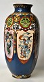 Große 
Koloissonne-
Vase, 19./20. 
Jahrhundert. 
Jahr China. 
Polychrome 
Dekoration mit 
u.a. ...