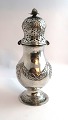 Johan Georg 
Höderich, 
Kopenhagen. 
Silbernes 
Zuckerstreuer. 
(830). Höhe 20 
cm. Produziert 
1774. ...