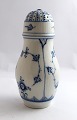 Königliches 
Kopenhagen. 
Musselmalet, 
Gerippt. 
Zuckerstreuer. 
Modell 2126. 
Höhe 16,5 cm. 
(1 Wahl).