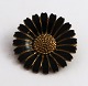 Kundby, 
Kopenhagen 
(O.C.K). 
Marguerite-
Brosche aus 
Sterlingsilber 
mit schwarzer 
Emaille (925). 
...