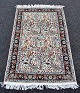 Figurenteppich, 
Täbris, Iran, 
20. 
Jahrhundert. 
150 x 95 cm.
Originalrechnung 
von 1982 liegt 
...