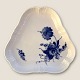 Royal 
Copenhagen, 
Geschwungene 
blaue Blume, 
Dreieckige 
Schale Nr. 
10/1526, 21 cm 
Durchmesser, 
...