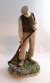 Bing & 
Gröndahl. 
Porzellanfigur. 
Bauer mit 
Sense. Modell 
2043. Höhe 26,5 
cm. (1 Wahl)
