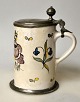 Bierkrug, 
fayence, ca. 
1770, 
Deutschland. 
Polychrome 
Dekoration, 
florale 
Dekorationen. 
Deckel ...