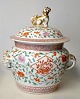 Chinesisches 
Porzellangefäß 
mit Deckel, 19. 
Jahrhundert. 
Polychrom 
dekoriert. 4 
Griffe und ...