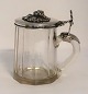 Glasbecher mit 
Silberdeckel 
(830). Höhe 11 
cm. Durchmesser 
7 cm.