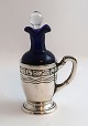 Dänische 
Arbeit. Kleine 
Ölflasche mit 
silbernem 
Becher. Höhe 
11,5 cm. 
Produziert 1918