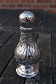 Zuckerstreuer 
oder Streudose 
aus dänisch 830 
Silber in sehr 
gutem Zustand.
Marke: 830
H 15,5cm