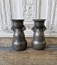 Hertz & Ballin 
par art nouveau 
vaser i tin fra 
1922 og 1923
Højde 15,5 cm.
Stemplet: HB - 
...