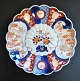 Japanischer 
Teller aus 
Imari-
Porzellan, 19. 
Jahrhundert. 
Mit gelapptem 
Rand. Mit blau 
bemalten ...