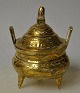 Chinesischer 
Bronzesensor. 
19/20. 
Jahrhundert Auf 
drei Beinen und 
mit Deckel. 
Zahlreiche ...