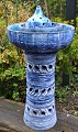 Schmidt, Louis 
Rosen (1943 - 
1993) Dänemark: 
Wasserbrunnen. 
Glasierte 
bläuliche 
Keramik.
NB: An ...
