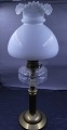 Gepflegte und 
gut erhaltene 
Petroleum-
Tischlampe aus 
Messing mit 
gefülltem 
Sockel und ...
