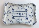 Royal 
Copenhagen. 
Musselmalet, 
Vollspitze. 
Quadratisches 
Tablett. Modell 
1195. Länge 24 
cm. (2 ...