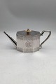 Thomas Bradbury 
& Sons 
(Sheffield) 
Sterling Silver 
Tea Pot 
Measures H 9.5 
cm (3.74 inch) 
22 cm x ...
