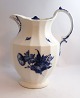 Königliches 
Kopenhagen. 
Blaue Blume, 
eckig. 
Schokoladenkrug.
 Modell 8606. 
Höhe 24,5 cm. 
(2. Wahl)